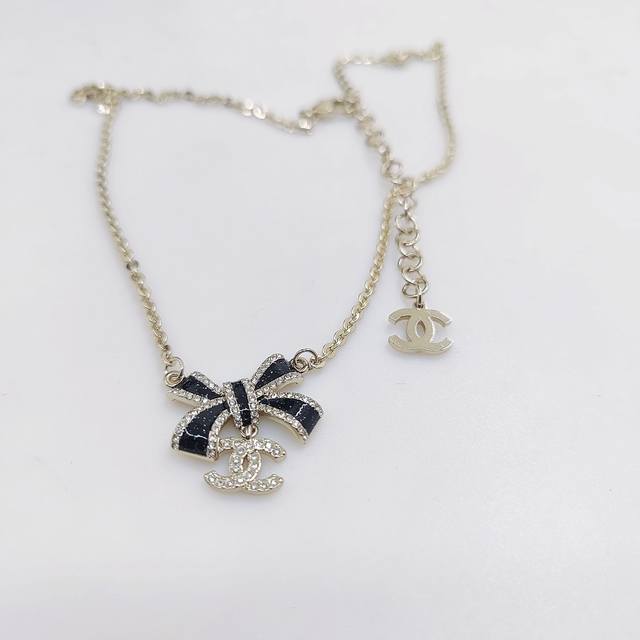 Chanel 最新款满钻黑色蝴蝶结项链 一致Z批黄铜材质