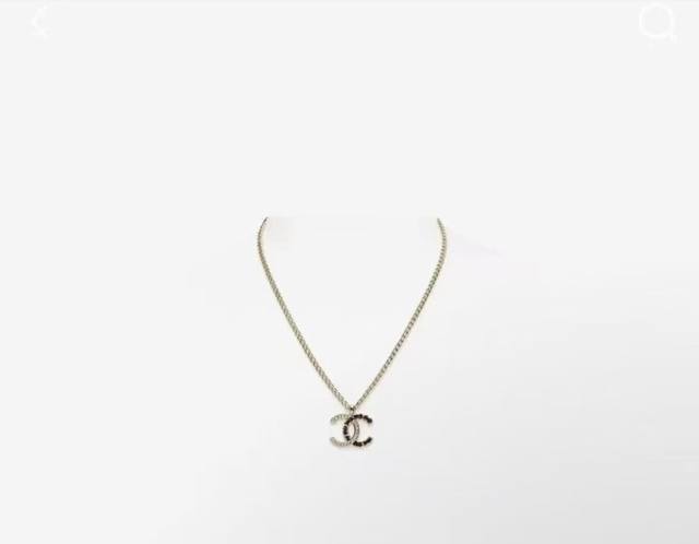 Chanel25B经典皮穿水钻拼接双C耳钉 一半钻钻一半皮穿，简约百搭 日常配饰小心机，氛围感直接拉满