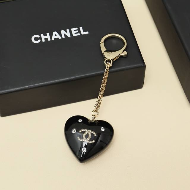 Chanel香奈儿黑色桃心钥匙扣 两面的双C不一样。可以双面佩戴， 整个桃心是有弧度的，双C嵌在桃心内部， 表面手感非常光滑，赞~可当包挂，太好看了