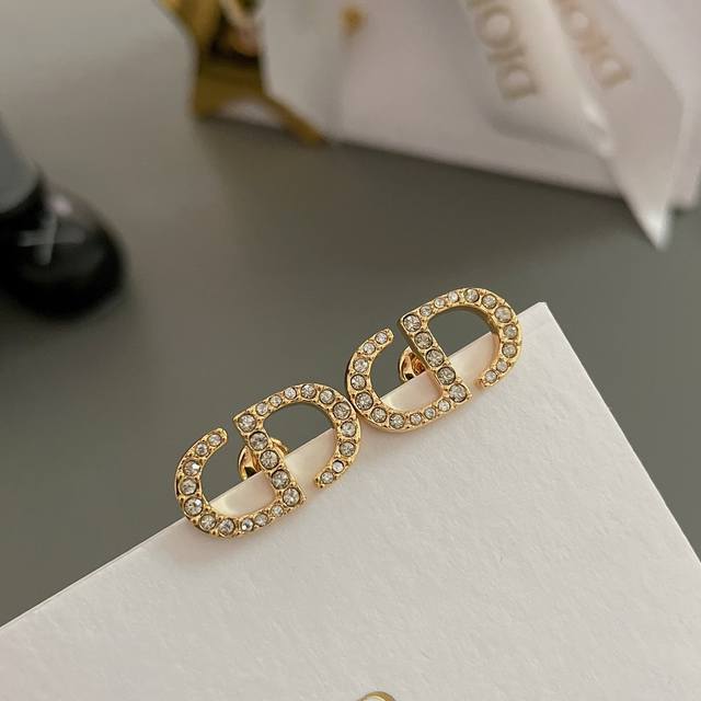高品质 细节如图 Dcd满钻耳钉 Z 3600，金色 银色，两色 每期必入简约Cd款！经典中的战斗机，简单又很精致大方，圆润的边角，将Cd的弧度，打磨的非常平衡
