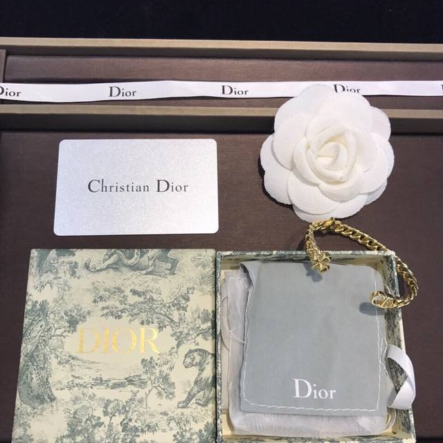 Dior迪奥Cd字母金色开口手镯专柜一致黄铜材质 火爆款出货 设计独特 复古前卫 美女必备