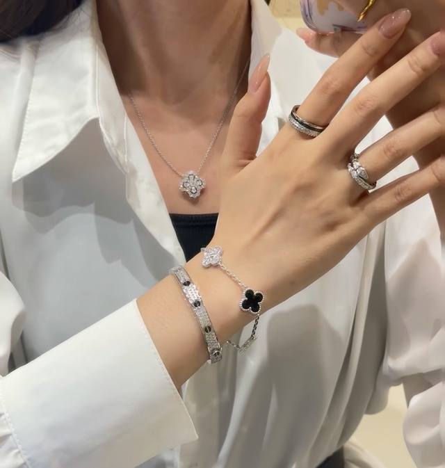 V金材质，一代升级版本：16-17码 ，18-19码 原单货 卡地亚黑钉满天星手镯 行业最尖端最全 18K金工艺 德国进口独特 刻字细节完美 正品打版制作。