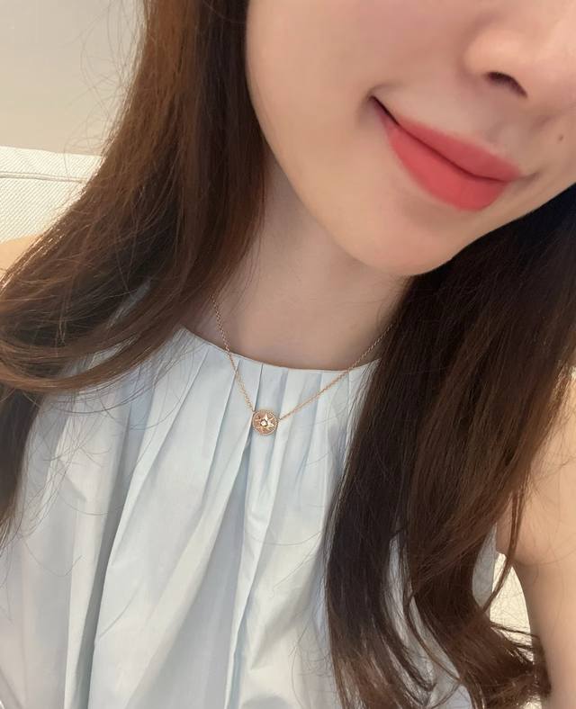 V金材质 迪奥高级粉贝母罗盘项链打造 Victoire De Castellane以风玫瑰造型重新演绎D先生的幸运星 八芒星。被交缠的稻穗环绕的饰牌，在链条上左