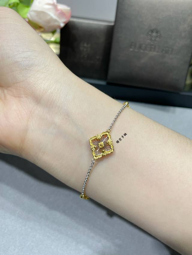 V金材质 布契拉提镂空版小号歌剧院系列手链，复古宫廷风四叶草，太有意式风情了，整件作品精致华丽又增添文艺的感觉，采用 Rigato平行纹雕刻工艺打造独一无二的绸