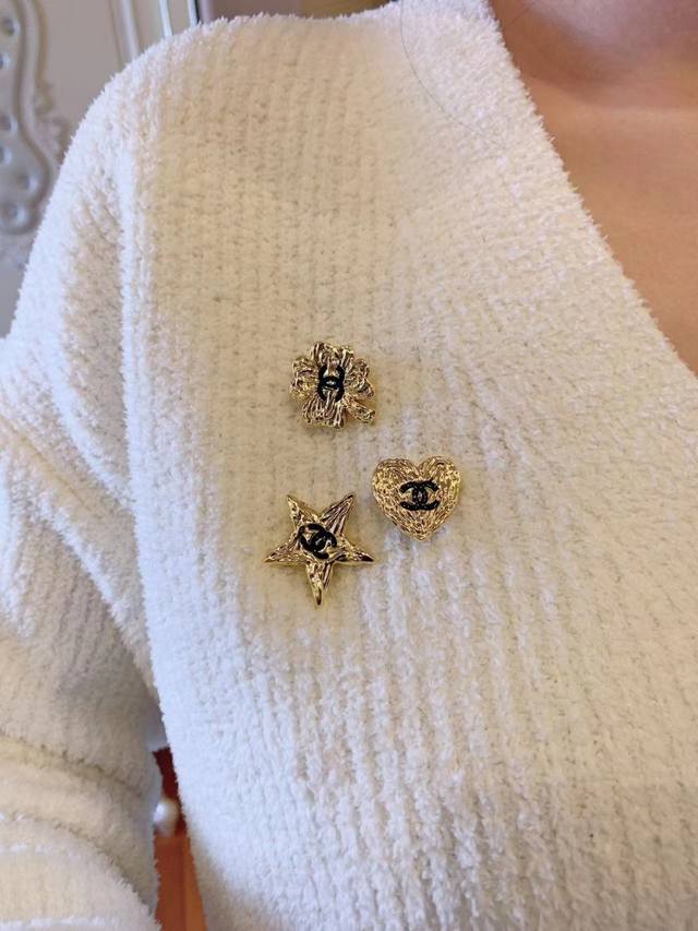 我们出品 量大咨询客Fu 香 熔岩肌理爱3件套胸针 24春夏最新款绝美系列！全网首发！老规矩先买先得闭眼冲太爱啦非常好看的气质款，复古精致，上边手工敲打纹理肌理