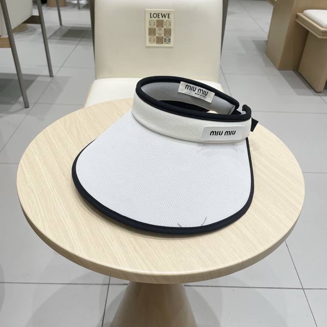 Miumiu 缪缪 夏季空顶帽，跑步遮阳防晒两不误，夏季必备单品，戴着不闷热，非常有活力的一款，超级无敌好看