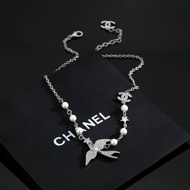 香奈儿Chanel燕子项链精钢保色超个性，百搭款特别特别赞，整体细节非常令人惊喜，设计感十足，不仅带出个人自信及品味，款式典雅而时尚，突显法式高雅气息，加上一丝