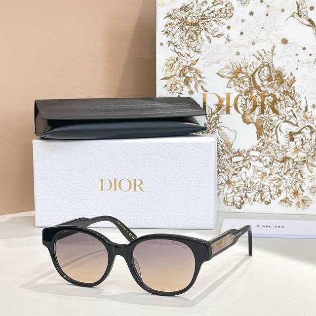 Dio*Model：Christian Dior Label R1Fsize：53口19-145