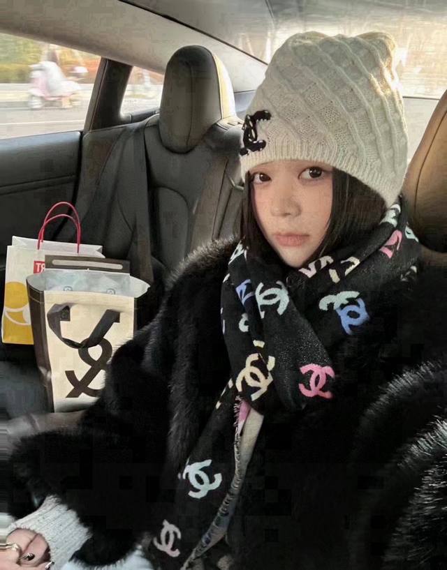Chanel 欧阳娜娜同款小香24C彩虹满Logo围巾千万别错过一眼就爱上的 给秋冬增添一点色彩！材质：100%羊羔毛，尺寸：70Cm*185Cm