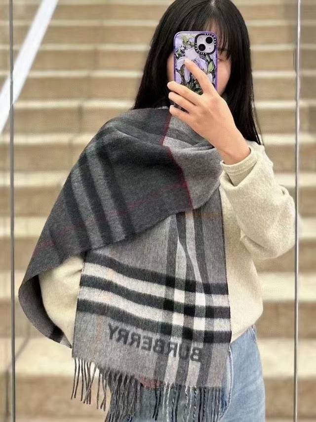 高版本 对比感格纹 想要温暖冬季的必备百搭单品， 今年冬天保证 出镜率No. 1 B家羊绒拼色围巾奉上论男女都可用！ 在这样的季节里拥有一条经典百搭的围巾必不可