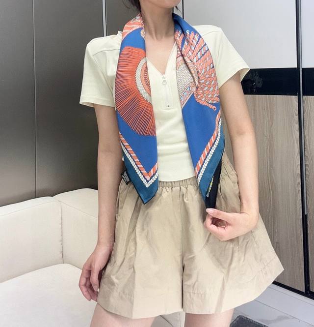 Hermes ~~ “华丽肩章”90厘米双面方巾 18Mm顶级真丝双面异色方巾 手工卷边斜纹真丝双面方巾 100%桑蚕丝 首款双面印花方巾！创新技术将两款多彩方