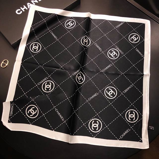新丝缎百搭小方巾，减龄气质优雅，既可当头巾，服装搭配等必备单品，柔软舒适亲肤，Size70*70