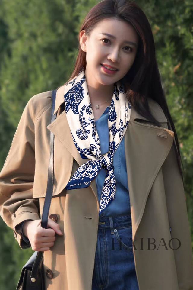爆款真丝来啦Dior最最新的专柜主打款 D蔓藤花纹90 真丝方巾 度假及日常都非常好搭配的款订单私流 一看到就想去度假平时穿搭也非常好搭配，整个人看起来都会神采