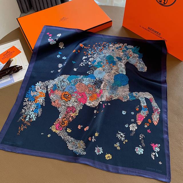 Hermes 爱马仕 100%桑蚕丝素绉缎。 百搭小方巾，减龄气质优雅，既可当头巾，服装搭配等必备单品，柔软舒适亲肤，Size50*50