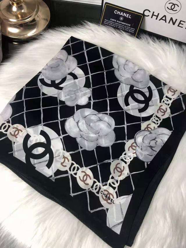 Chanel 香奈儿 100%桑蚕丝素绉缎。 百搭小方巾，减龄气质优雅，既可当头巾，服装搭配等必备单品，柔软舒适亲肤，Size50*50