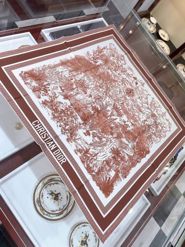 高级感爆棚Dior高级优雅气质风配色素雅，图案匠心，上身简直美得太惊艳了融入日常的单品，可以搭配很年轻的穿搭方式。它足以让任何一件平庸的服装变得惊艳无比，有着丰