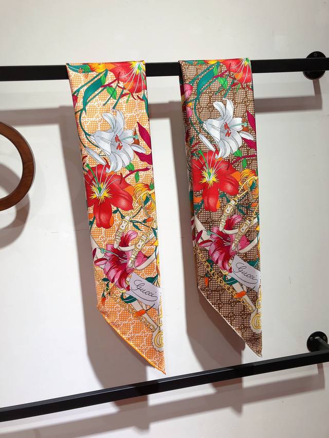 原单Gucci Flora花卉 90Cm方巾 早春系列，Flora花卉印花搭配Gg图案和马具元素，于这款多色桑蚕丝方巾之上亮眼呈现。 ~~配上简单打底和外套真的