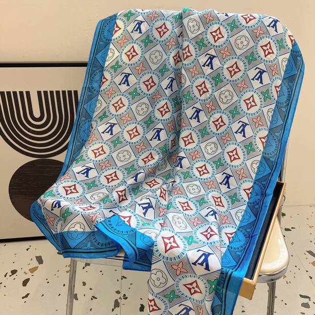 新款缎面丝巾 旅游必备单品 春夏系列爆款丝巾 不管怎么看都觉得是那么美！当你看到实物你就会再回购入手 图片都是实拍。尺寸：180-90Cm