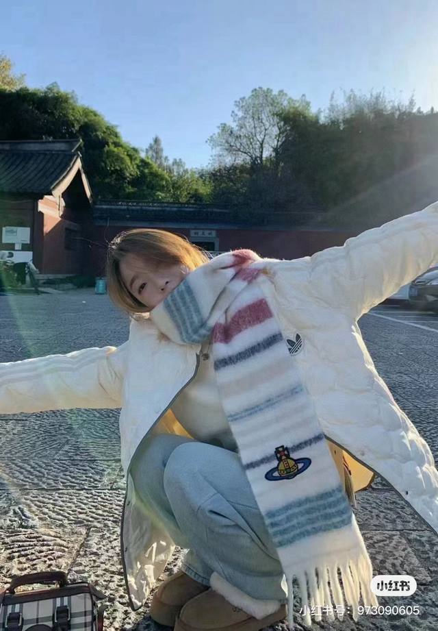 西太后赵昭仪同款马海毛围巾经典大土星，英国时装设计师，时装的朋克之母！时尚潮流风格，品质强大，超美的设计！简约大气刺绣Logo精致这个款不用担心不好看，因为经典