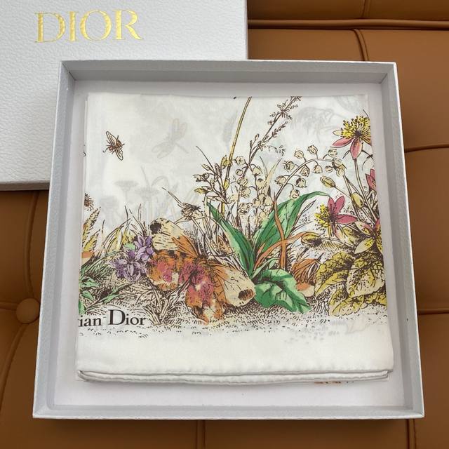 Dior 25S专店新款真丝方巾 原版18姆米斜纹真丝 双面丝印套色饱满！ 百分百100%桑蚕丝 手工卷边！ Size 90X90Cm！
