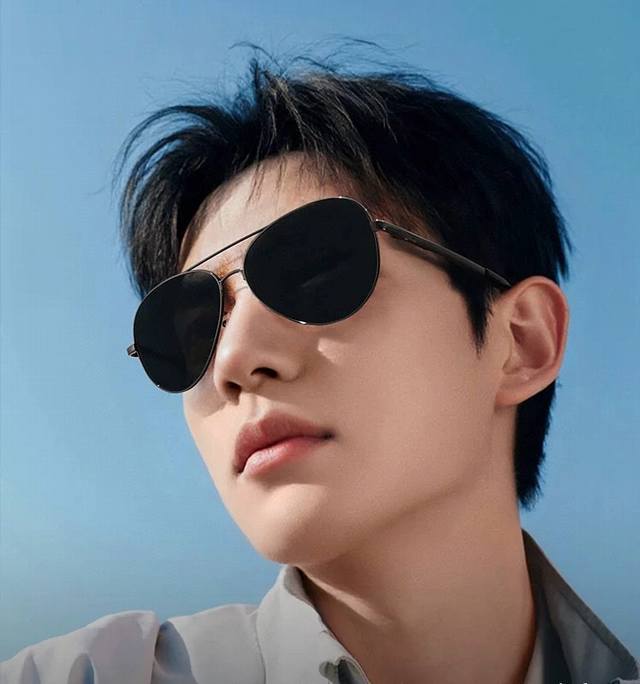 Gucci 男款炫彩飞行员偏光太阳镜 材质：高清尼龙加厚卡槽高清偏光镜片 无边框镜架颜型号：G3911