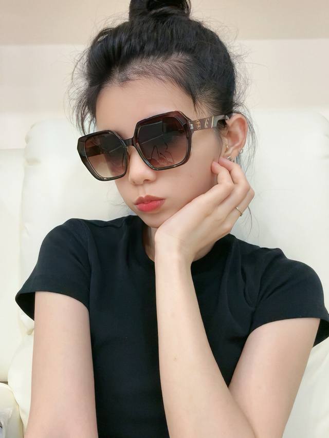 Chanel2025官方早春新款，众多明星同款 香奈儿新款大框墨镜 ，宝丽来超清太阳镜型号：Ch84022