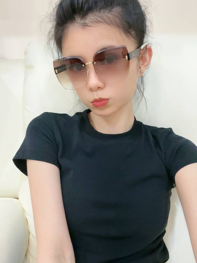 香奈儿 2025新款女士方框太阳眼镜 开车墨镜 新款金属无框太阳镜 时尚大方 舒适轻盈 精致奢华 超轻 型号：Ch2567