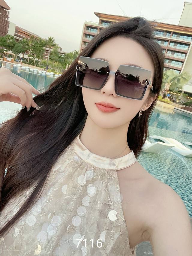 特价 香奈儿新款！新款出货！新款出货！女士高清加厚偏光太阳镜 高品质Tr-90镜框 时尚百搭！7116