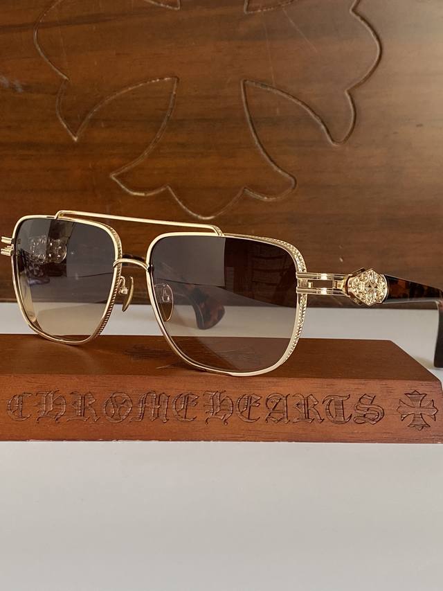 Chrome Heart太阳镜 灭世纵横版狠货 钛板一体立体眼罩感设计.工艺难度成本极高 脚套全部采用意大利进口板料打磨细节精美 Ch8304 Size：59-