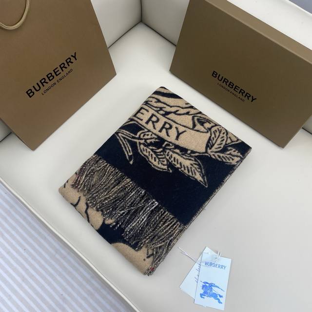 Bur羊绒围巾，于意大利工坊精制而成。以风暴夜空为背景，巧妙糅合马术骑士徽标 Ekd 和字母 B 微章，创意呈现精美提花图案。双面两用款式，反面装饰 Burbe