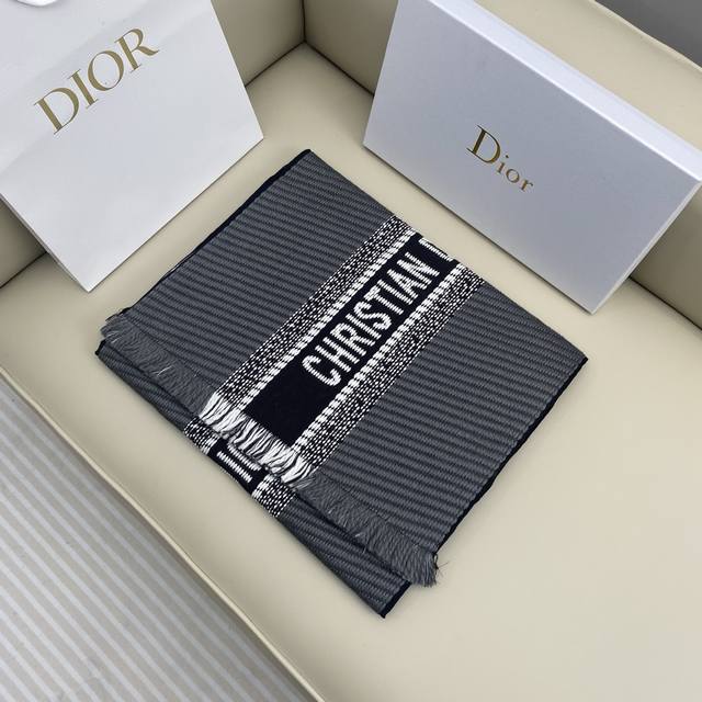 Dior高版Oblique 印花双面围巾，满足所有姐妹对它苛刻的要求！！属于我们的“真香必入系列”，“超级喜欢这款围巾！！重新诠释了 Dior 标志，彰显现代魅