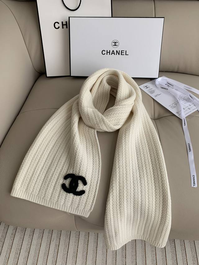 Chanel 24A香奈儿围巾也是没谁了 这条白色菠萝纹香奈儿围巾真的是美炸了。