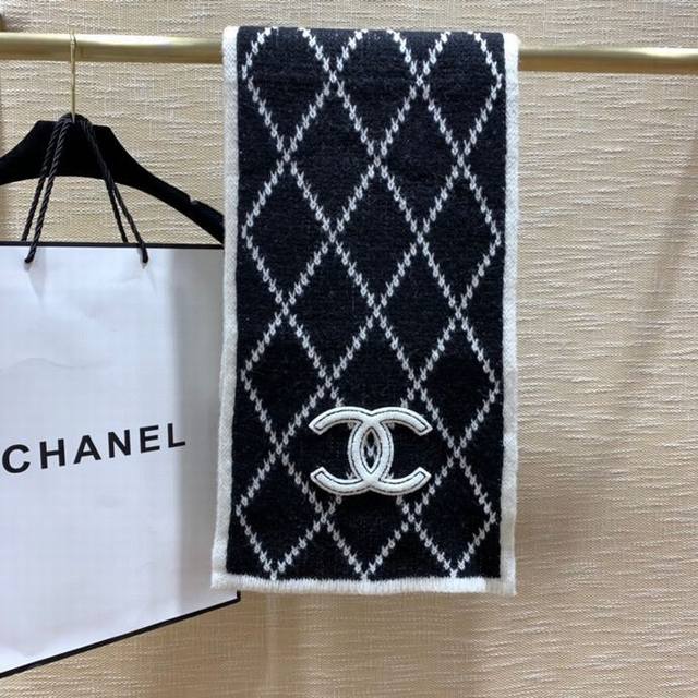 香奈儿Chanel秋冬超软糯围巾 这条香奈儿秋冬围巾 一定要提前入！不然等到秋冬断货[笑哭R][笑哭R] 超级超级好看 而且很厚实[害羞R] 非常非常软糯 小仙