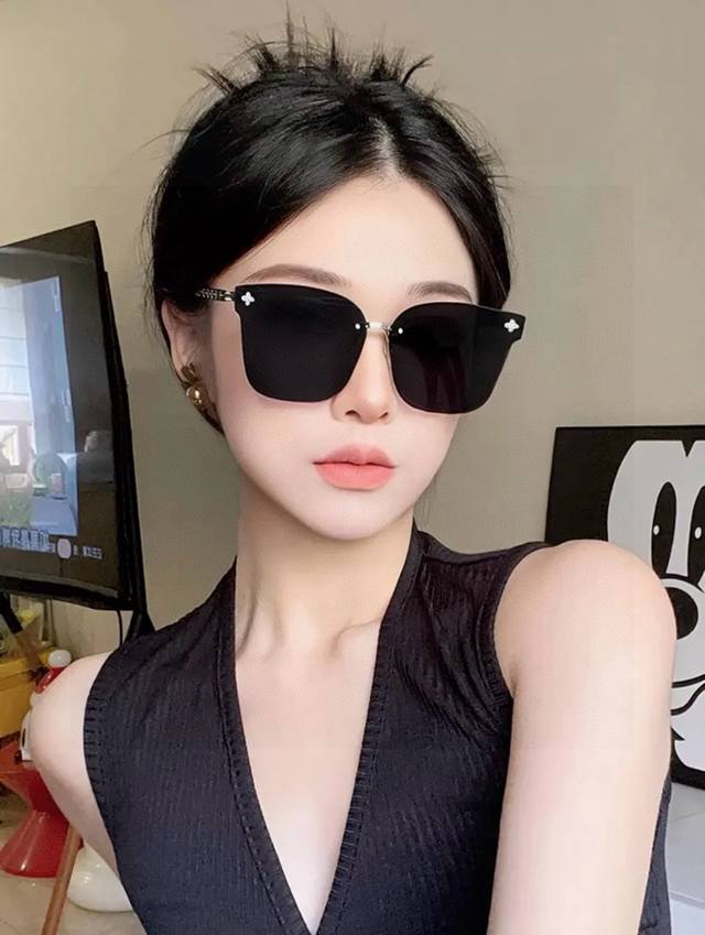 Lv大框太阳镜墨镜经典的方框设计，不挑脸型，无论搭配大衣还是连衣裙都非常显气质尼龙镜片预防紫外线 型号：L7101