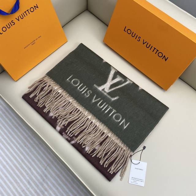 渐变咖 Lv万众瞩目的货品 总算不负众望将最好的东西呈现给大家 看似简单的三色断染渐变 实际超级有难度的工艺 完全不是染色而成 前后调色无数次 为的就是调出渐变