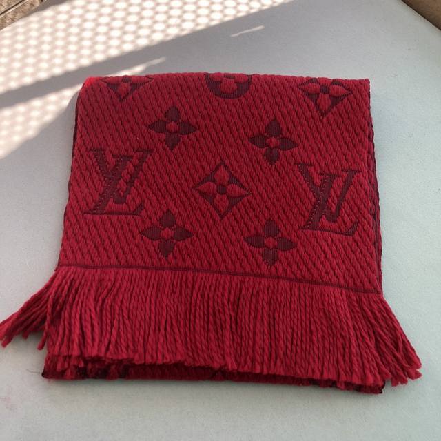 Louis Vuitton 路易威登 唐嫣明星同款秋冬羊毛围巾 加厚保暖羊绒围巾披肩两用纯色 这款围巾上饰有经典的 Monogram 大花图案和路易威登首字母字