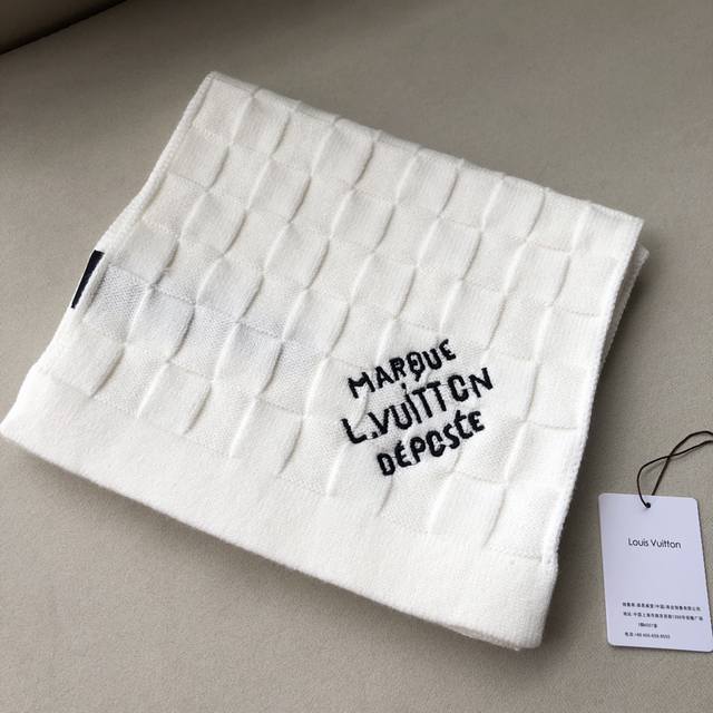 Lv 棋盘格围巾 25*180Cm Fluffygram 围巾取材绵羊毛和羊驼毛混纺，以针织工艺营造舒适暖意。手写体路易威登标识点睛一隅，可为日常造型注入潮流格