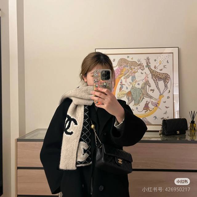 香奈儿专柜新款 双C菱格双面长巾 美翻了[流泪]御用殿堂级极品新款专柜在售 时尚绣花针织毛线围巾披肩美丽至极 真的 上身极为衬肤色 百搭 好看不好看自己看吧 围