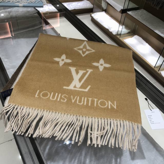 Louis Vuitto. 经典Reykjavik渐变系列 不用多说，真羊绒，上手一摸就知道！ 材质百分百100%羊绒渐染，尺寸45*180！