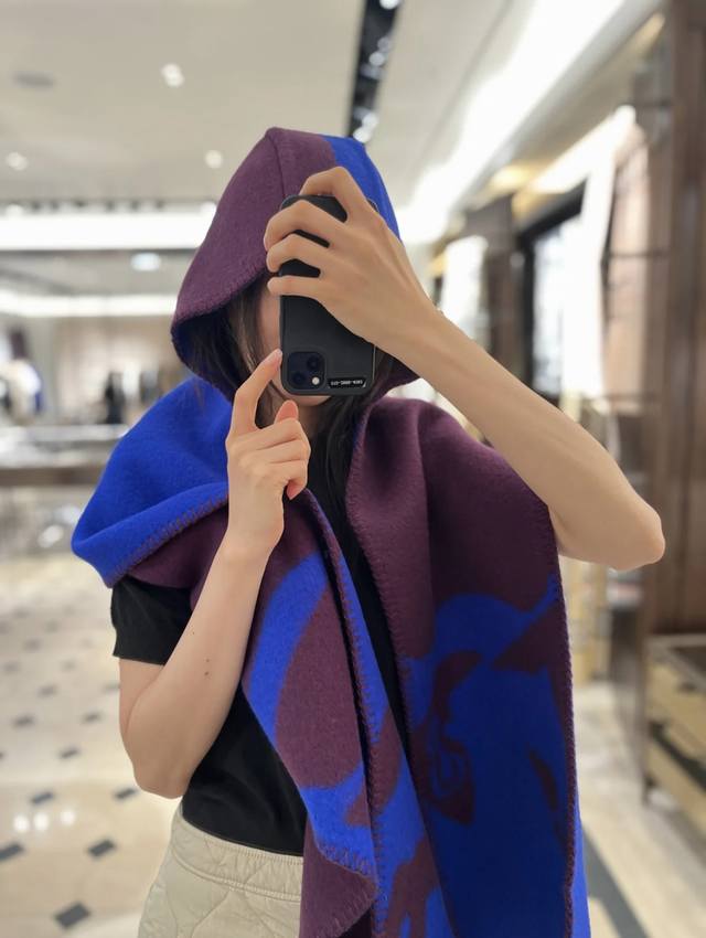带帽款 配送专柜围巾别针 低调的奢侈感极品柔美精英高手级别的时髦感围巾这款Burberry羊绒羊毛混纺围巾，越看越爱，越看越时髦，越看越喜欢这种工艺和配色一看就
