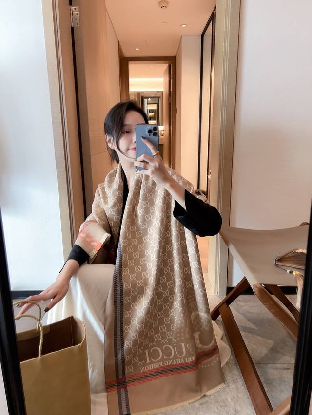 专柜尺寸专柜色 Gg提花图案 ，双面休闲自由搭配风格，正面为Gg 图案，配以纯色反面最新的做法，各位亲不妨到Gucci看下，尺寸颜色对不对面料采用100%羊毛提