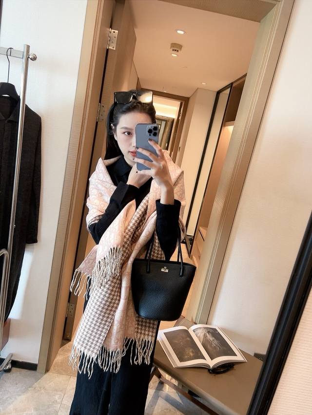 新款 年永不过时，买到都说好女神及日常都非常好搭配的款平时穿搭也非常好搭配，整个人看起来都会神采奕奕好多不用多说细节品质都看得清楚，绝对获赞的高规格品质双面包芯