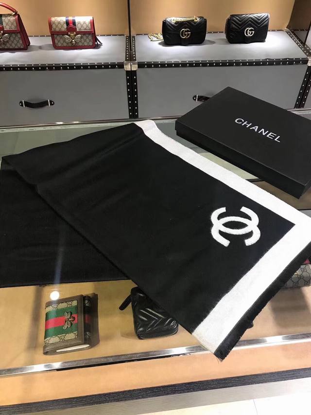 香奈儿Chanel 经典羊绒披肩 你们期待的这条来了！无敌百搭，可以随意切换搭配各类上衣！版型做的蛮正，包括一些细节都很有质了 大家看图吧，这条绝对要入的！实在