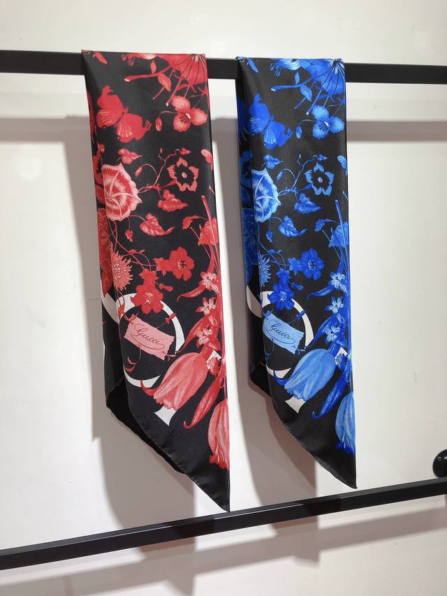 原单Gucci花卉印花斜纹 90Cm方巾 ~ Gucci典藏设计融蕴经典元素与图案，为2025早秋系列推陈出新。这款方巾以黑色桑蚕丝匠心打造，缀饰Gucci花卉