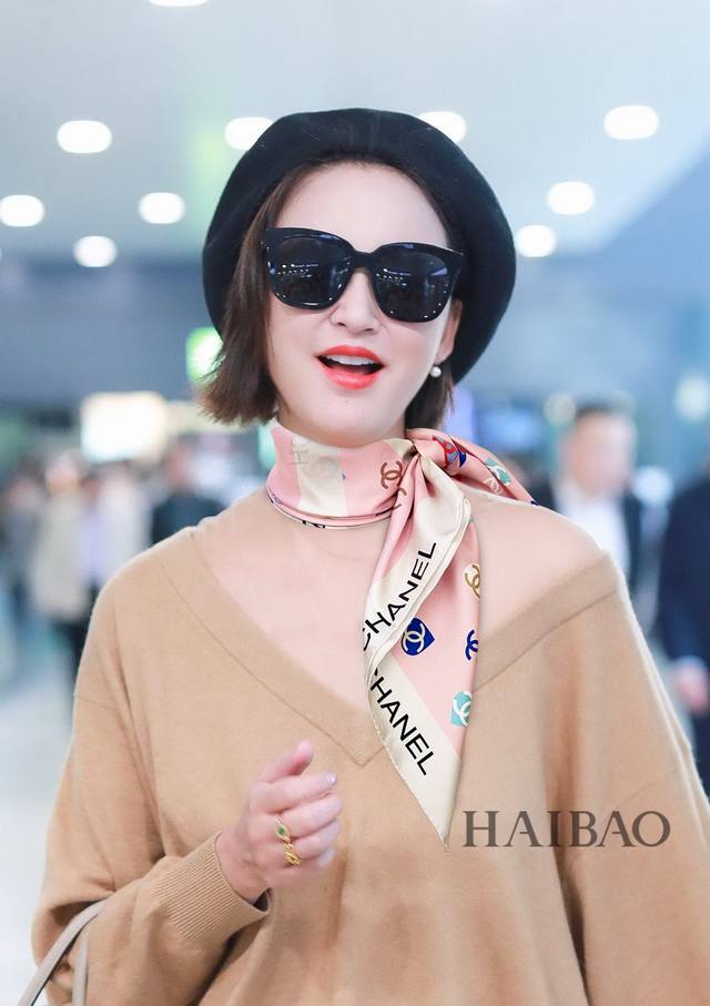 心形蝴蝶结90 真丝方巾抢Vip推荐 下手一定要快 高端 大爱女人尤物 货极少 四季都可以用真心美的让人非常非常心动 上身效果简直美翻了 品质非常完美 整个围巾