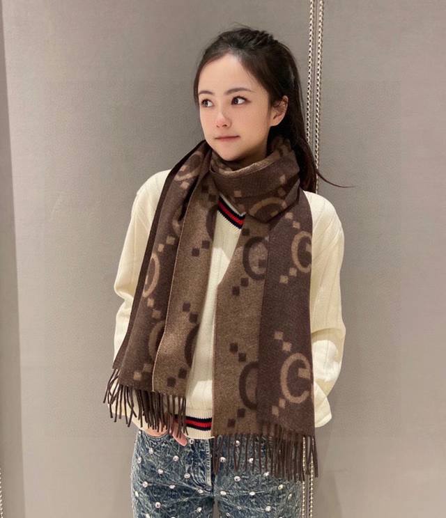特 Gucci最新款 稀有品质太好看了Gucci最新Zg同步款图案真的超级好看啊~就喜欢这种Gg腔调！价格p超级给力，福利推荐Zg售价9380面料是强捻精纺双面
