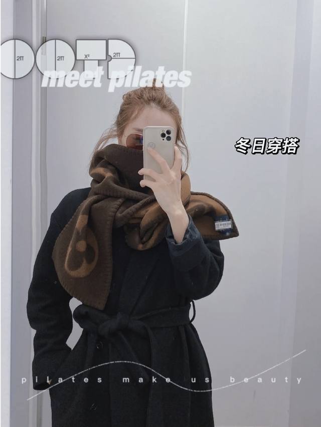 Graphical 围巾以醒目条纹衔接经典 Damier 图案和超大 Lv 字母，搭配质朴缝边设计，舒软羊绒成就华美质感。 235X25Cm Lv 字母织纹Da