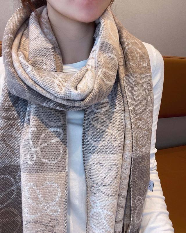 Loewe 罗意威 高版本经典米驼色 双色棋盘格长巾 很幸運拿到這個品牌的東西，真的不多見，很少在國內做訂單，款式真的少的可怜羅意威作為西班牙的頂尖奢侈品牌，秉