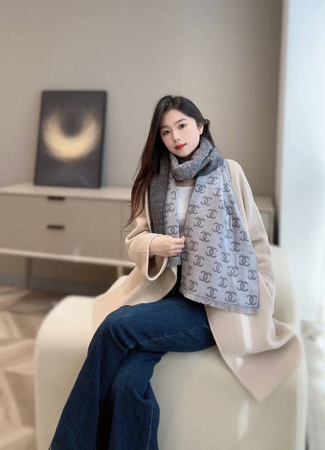 新款 满天星围巾 渐变灰 Size：185X35Cm 57%羊毛43%羊绒 专柜溢价难买的大爆款手工艺款 耗时耗力呈现极致精品 银灰色Logo渐变，犹如星辰点点