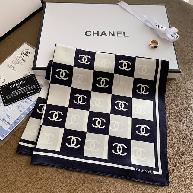 Chanel 香奈儿 100%桑蚕丝素绉缎。 百搭小方巾，减龄气质优雅，既可当头巾，服装搭配等必备单品，柔软舒适亲肤，Size50*50